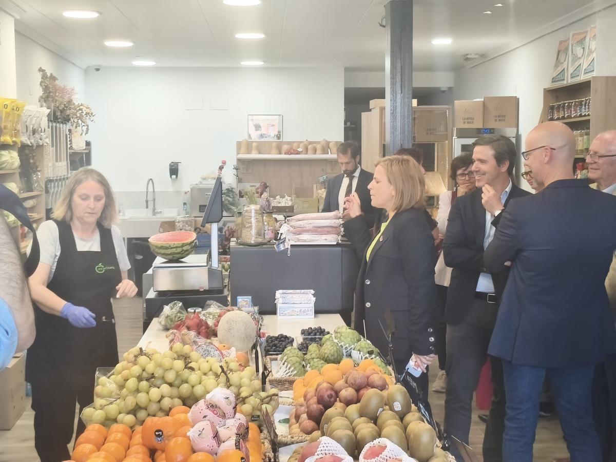 La delegada haciendo la compra en uan frutería de Paiporta.