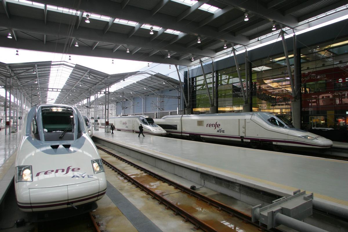 Trenes AVE en la estación María Zambrano de Málaga.