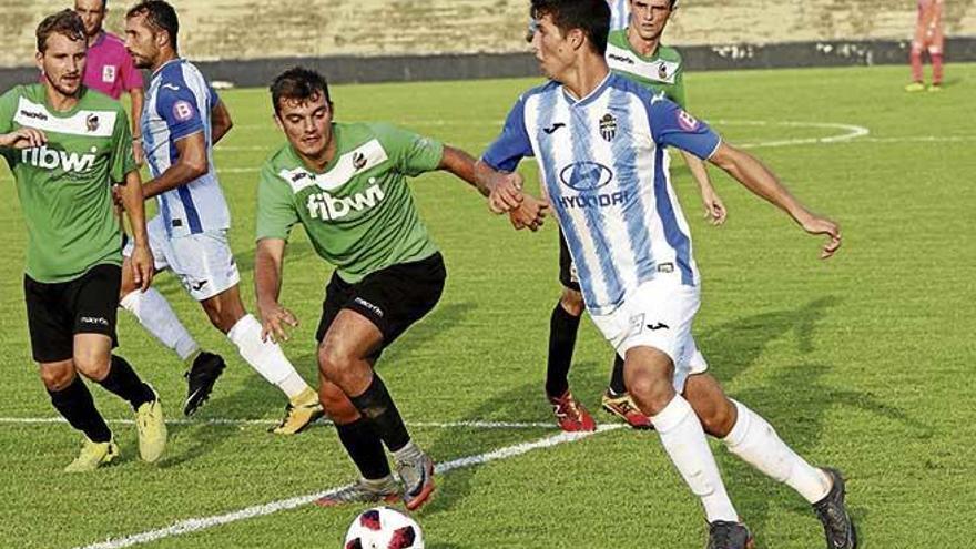 Pedro Ortiz, durante el partido de ayer ante el Constancia en el Nou Camp de Inca.