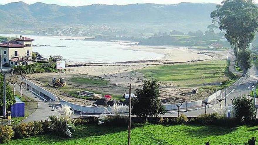 El muro del paseo marítimo de La Isla, con la playa al fondo.