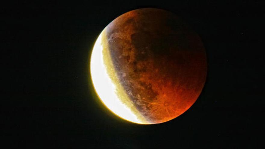 Un eclipse lunar visto desde Palma.