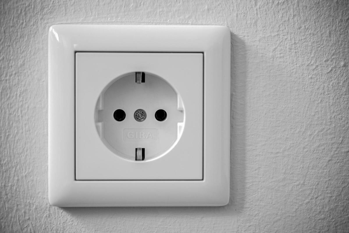 El preu de la llum baixa aquest dijous un 2,28%, però segueix per sobre dels 200 euros/MWh