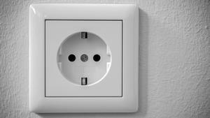 El preu de la llum baixa aquest dijous un 2,28%, però segueix per sobre dels 200 euros/MWh