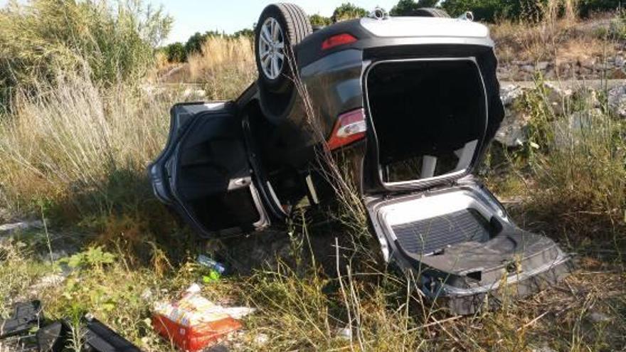 Un coche vuelca en el límite entre Xàtiva y Manuel