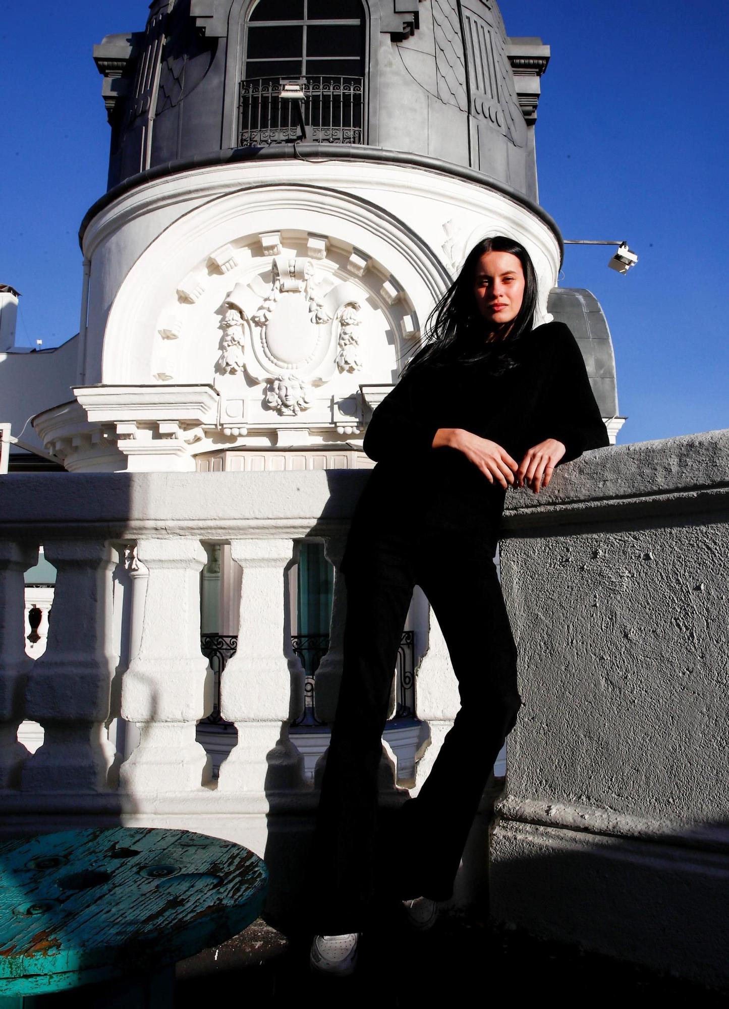 Milena Smit en una terraza de Madrid.
