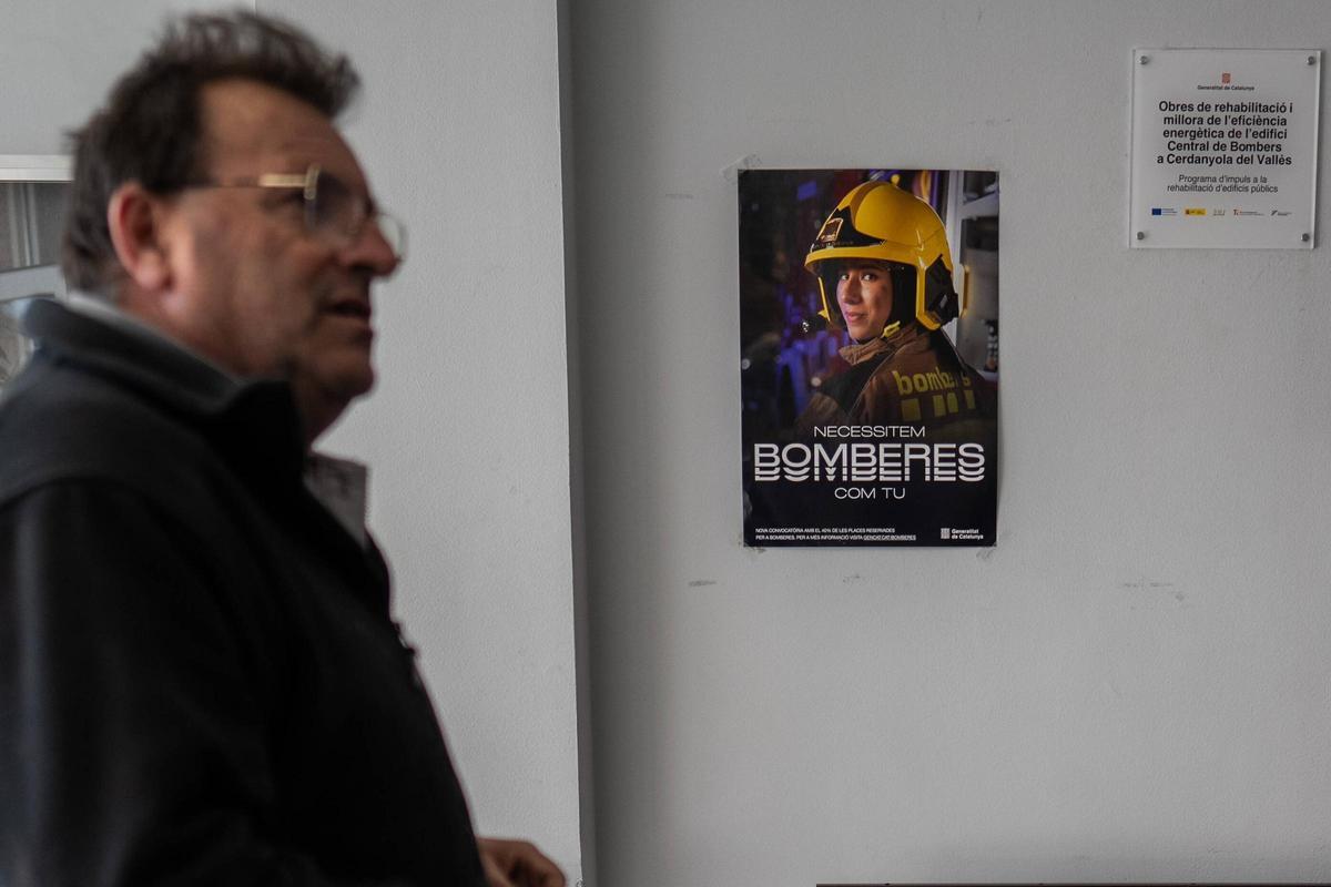 Cartel donde se lee 'Necesitem bomberes com tu' en el parque de Bellaterra