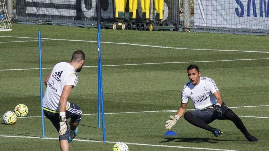 Casilla dispara sobre Keylor Navas en el entrenamiento de ayer.