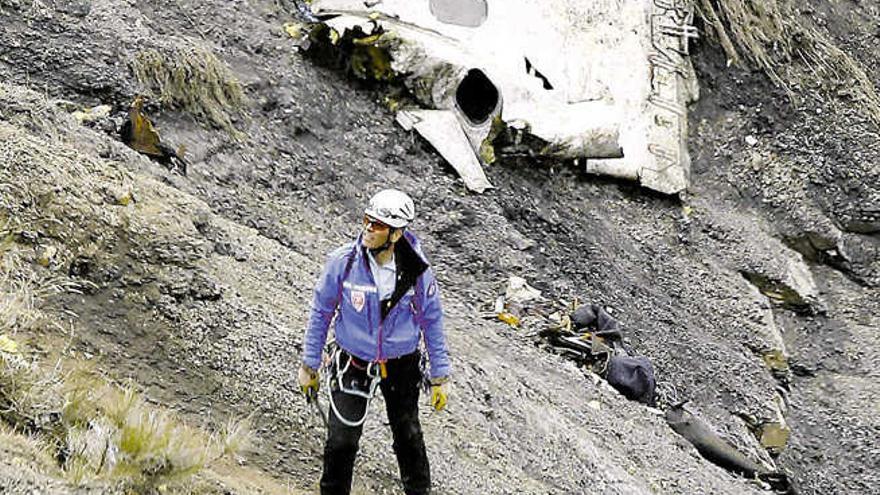 Un rescatador, ante el resto más grande del avión hallado hasta ahora