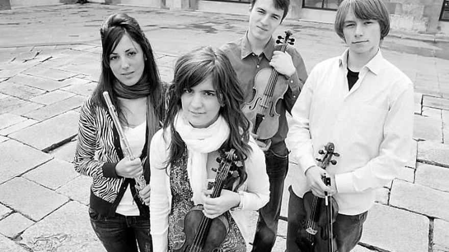 Por la izquierda, Alicia Magdalena Cuesta (flauta), María Díaz-Caneja Angulo (violín), Ostap Pechenyi (violín) y Nikita Yashchuk (violín), en la plaza de Feijoo.