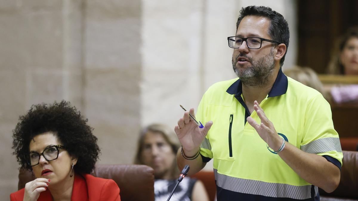 El portavoz de Adelante Andalucia con una camiseta de Acerinox durante la sesión de control al gobierno.