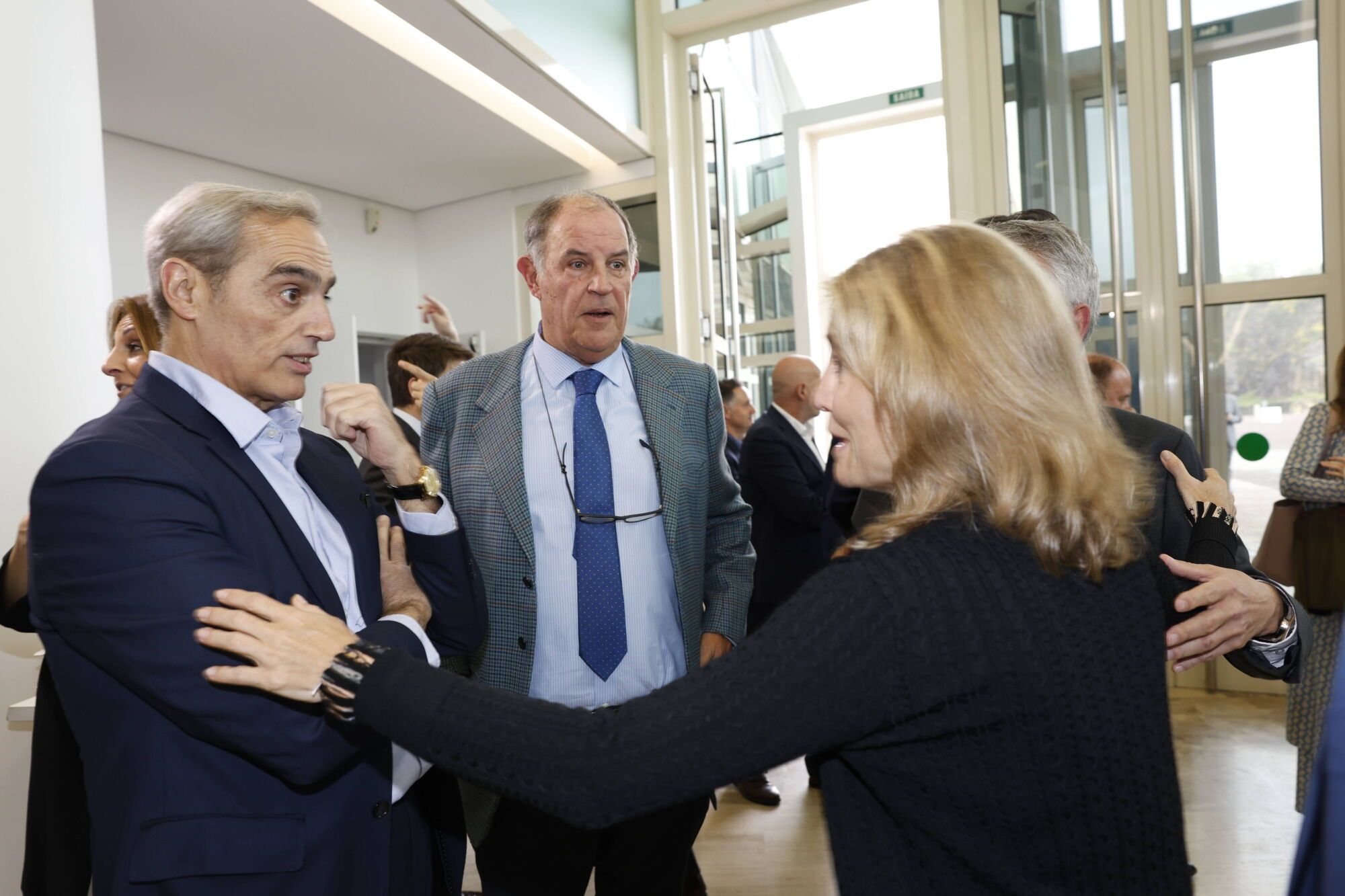 Ainhoa Moll saluda a Jacobo Cosmen, ante la mirada de Álvaro Platero.