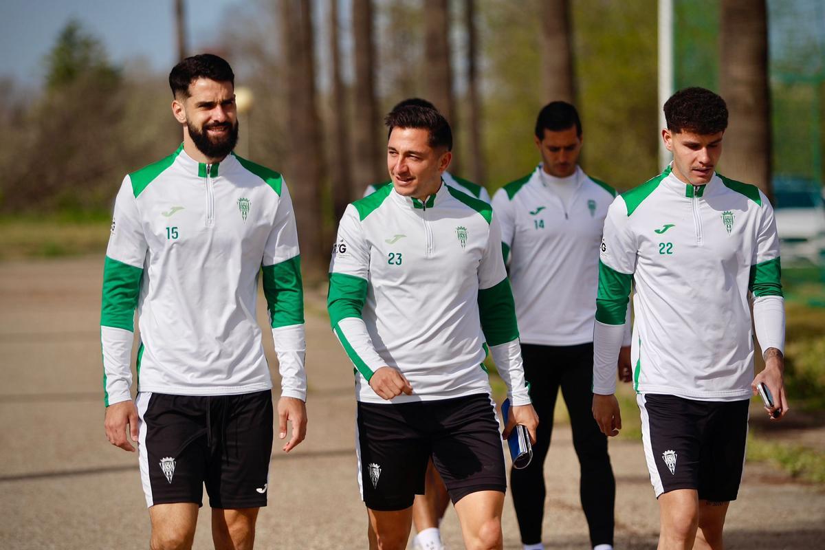 Xavi Sintes, Carracedo, Trilli y Sergi Guardiola, en su llegada a un entrenamiento del Córdoba CF.