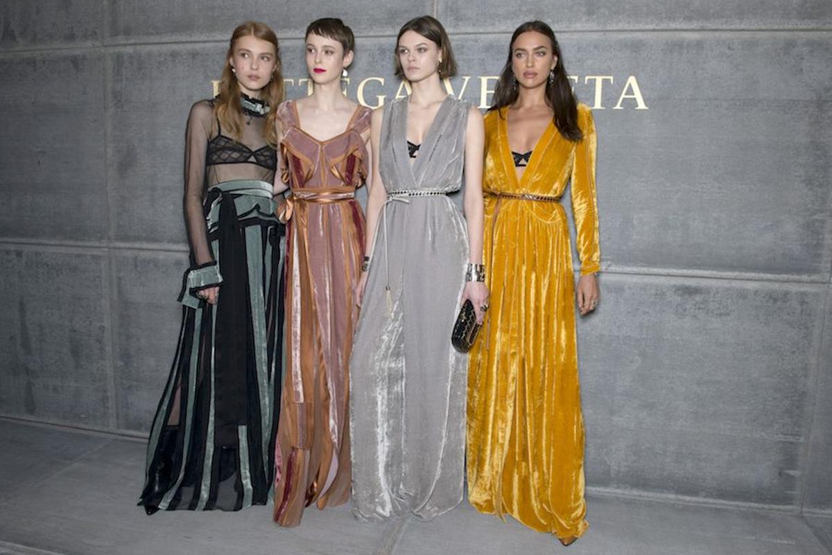 Vestidos de terciopelo en el backstage de Bottega Veneta