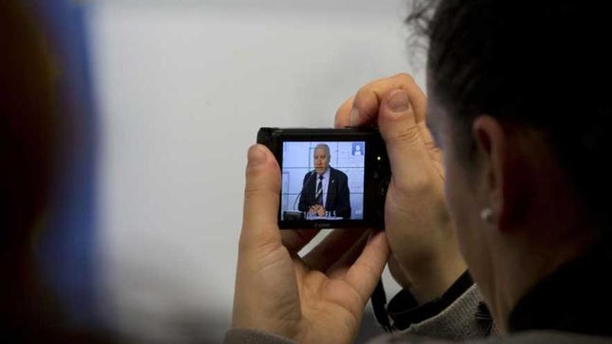 El consejero de Sanidad, Faustino Blanco, en la pantalla de una cámara fotográfica durante la rueda de prensa.