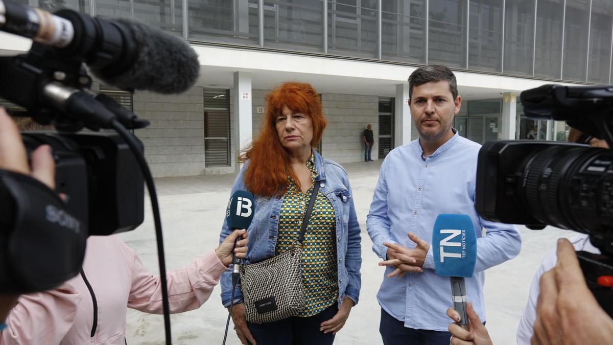 Cati Escandell, la madre de Vanessa, hoy frente a los juzgados de Ibiza.