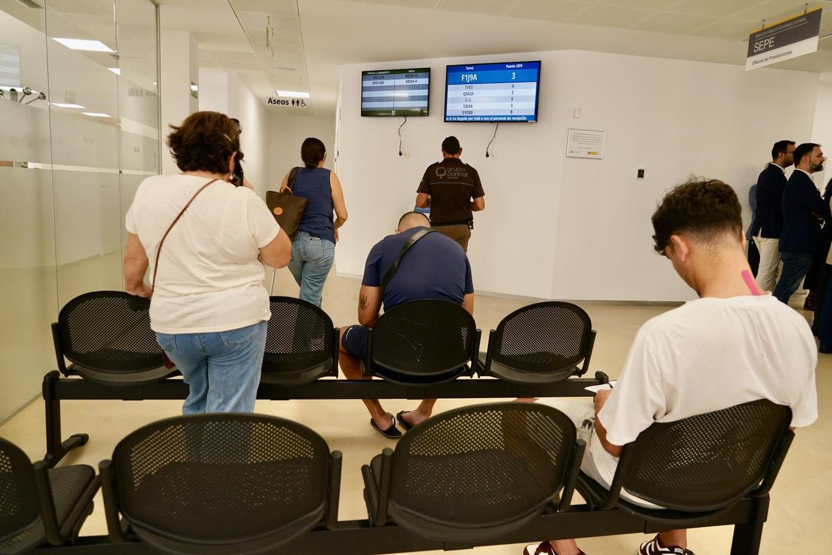 Usuarios en la oficina conjunta del SEPE y el SAE en la barriada de El Palo en Málaga.