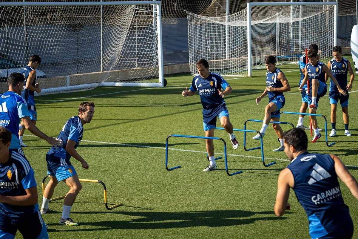 La afición abraza al Real Zaragoza en el entrenamiento de puertas abiertas en la Ciudad Deportiva La afición abraza al Real Zaragoza en el entrenamiento de puertas abiertas en la Ciudad Deportiva