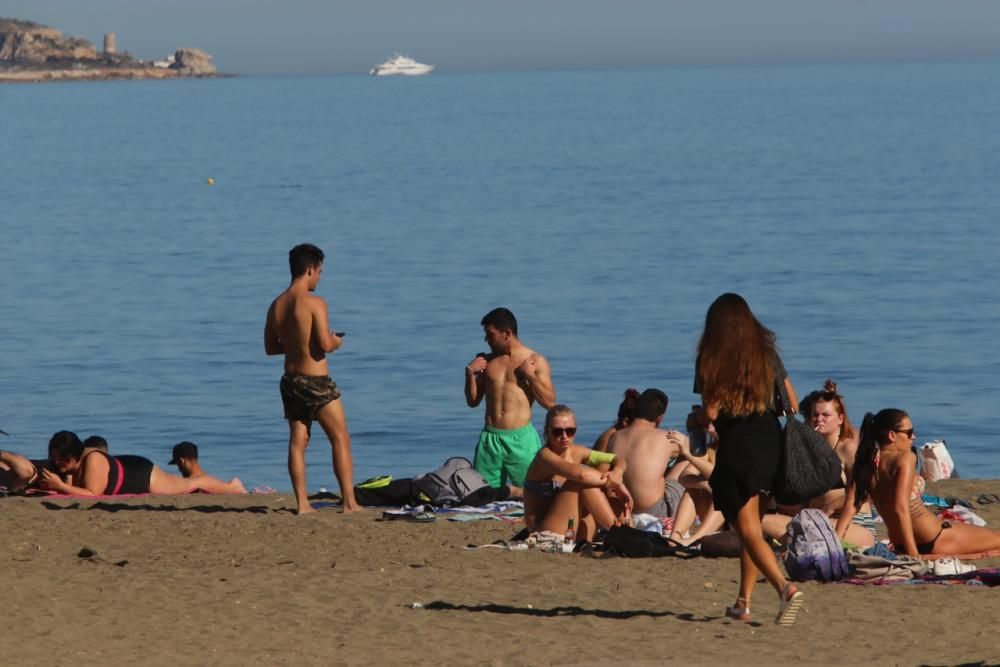 La subida de las temperaturas de los últimos días, que tendrá el sábado sus máximas, ha llevado a muchos malagueños a las playas de la capital.