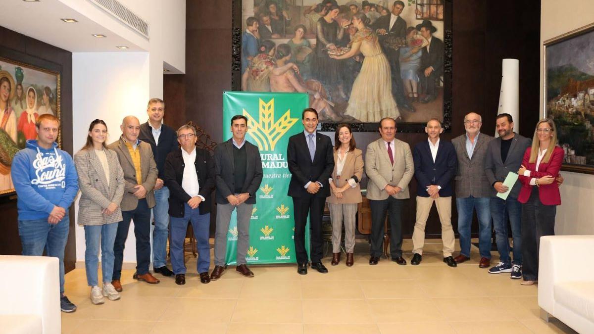 Foto de familia de los responsables de Caja Rural de Extremadura con los de las federaciones.