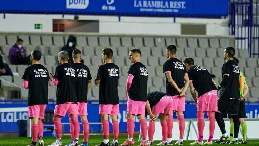 Los jugadores del Mallorca
posaron con un mensaje 
en su camiseta: «El fútbol
es para los fans» . lof