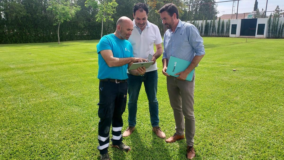 El concejal Juan Antonio Palacios (centro), Antonio Javier Guisado (dcha.) y un técnico municipal.