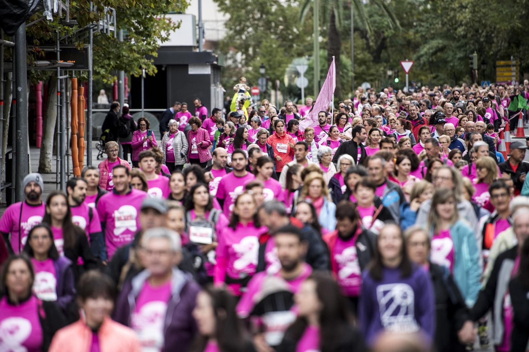 GALERÍA | Así fue la Marcha Rosa contra el cáncer en Cáceres