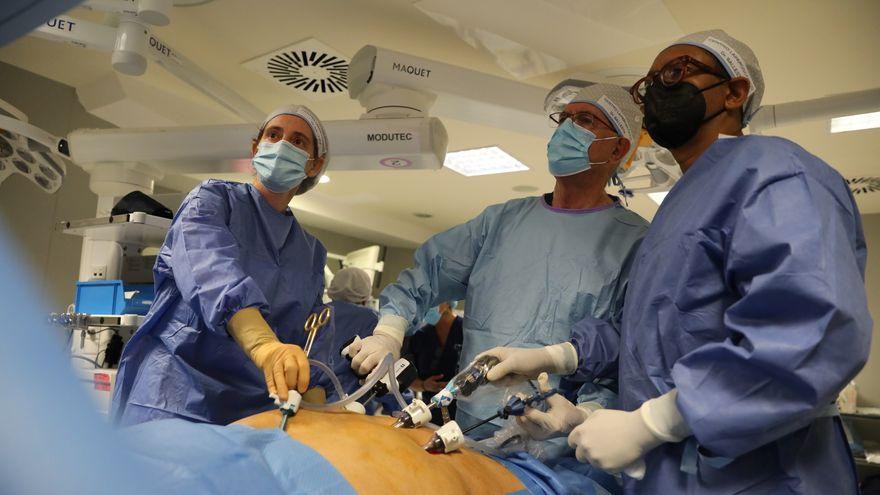 Cirugía en un hospital privado de Madrid para tratar la obesidad.