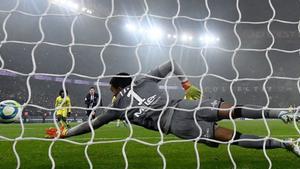 El delantero del Paris Saint-Germain, Neymar (R) dispara y anota un penal al arquero del Nantes Alban Lafont (C) durante el partido de fútbol francés L1 entre Paris Saint-Germain (PSG) y FC Nantes (FCN) en el Parc des Príncipes en París.