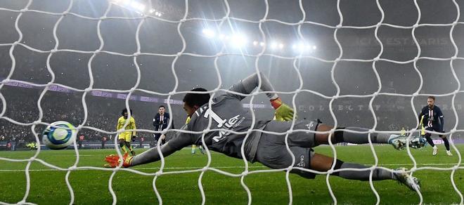 El delantero del Paris Saint-Germain, Neymar (R) dispara y anota un penal al arquero del Nantes Alban Lafont (C) durante el partido de fútbol francés L1 entre Paris Saint-Germain (PSG) y FC Nantes (FCN) en el Parc des Príncipes en París.