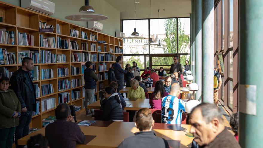 Los usuarios de la Fundación Personas en la biblioteca de la entidad hispanolusa.