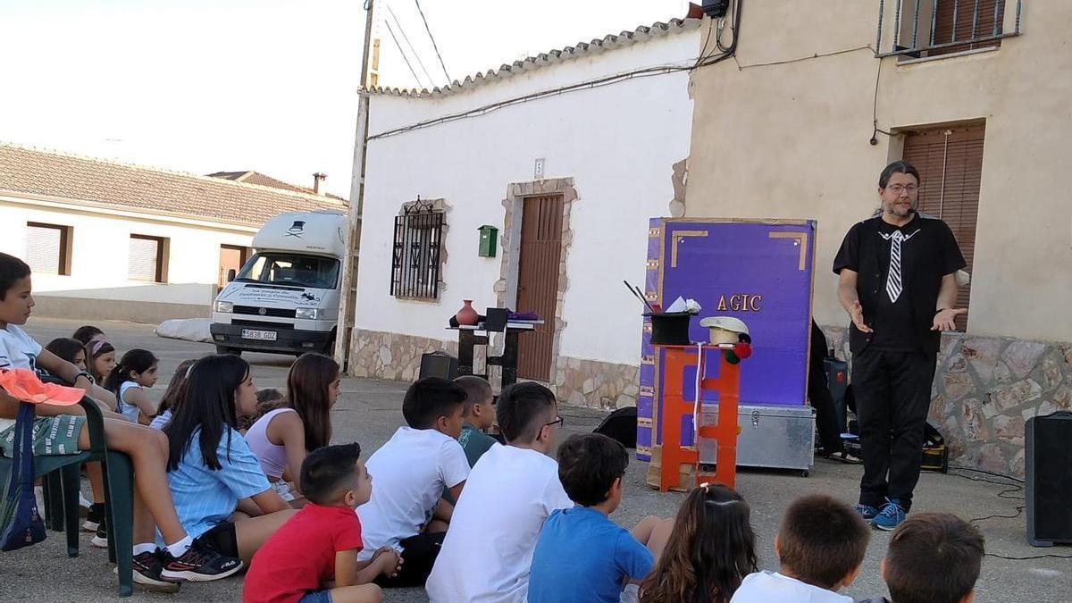 Actuación del ilusionista en la tarde de ayer, en Vecilla de Trasmonte. / E. P.