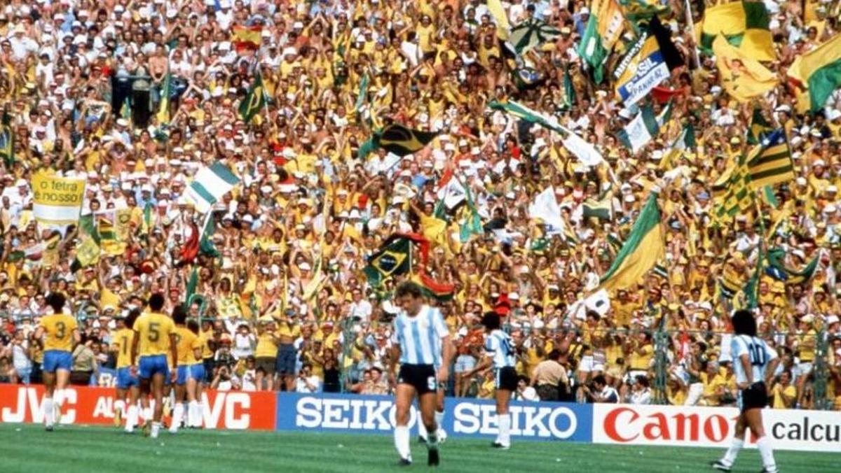 Una imagen del Brasil-Argentina disputado en un abarrotado Sarrià en el Mundial de 1982.