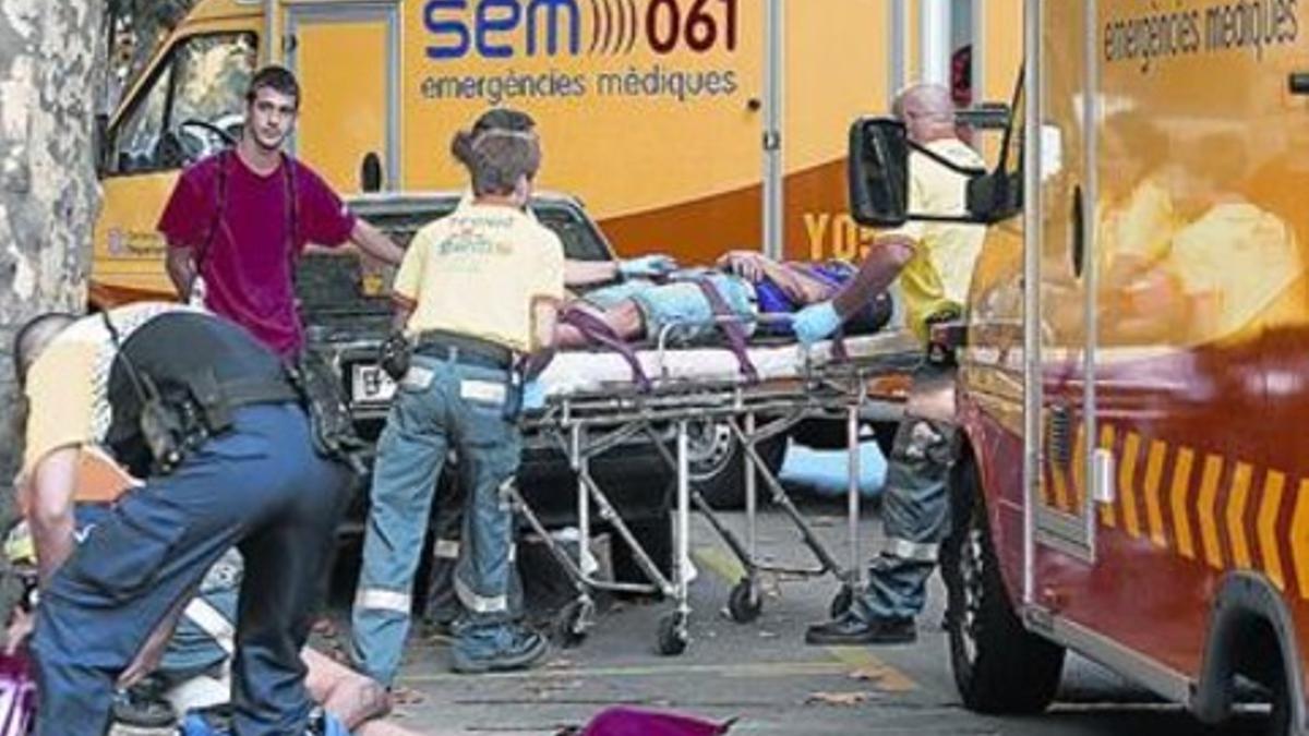 Varias ambulancias acuden a un accidente de tráfico en Barcelona.