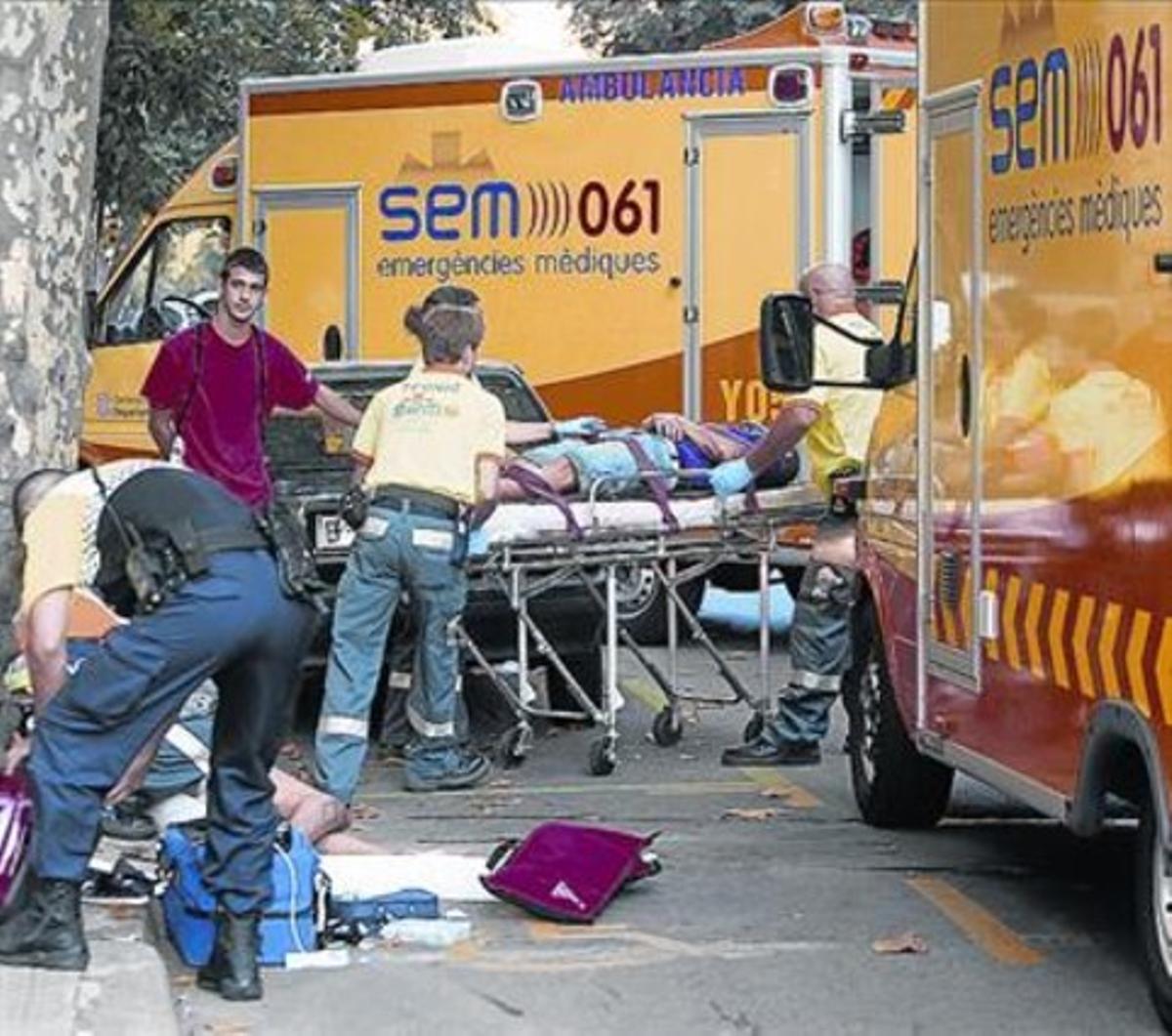 Diverses ambulàncies van a un accident de trànsit a Barcelona.