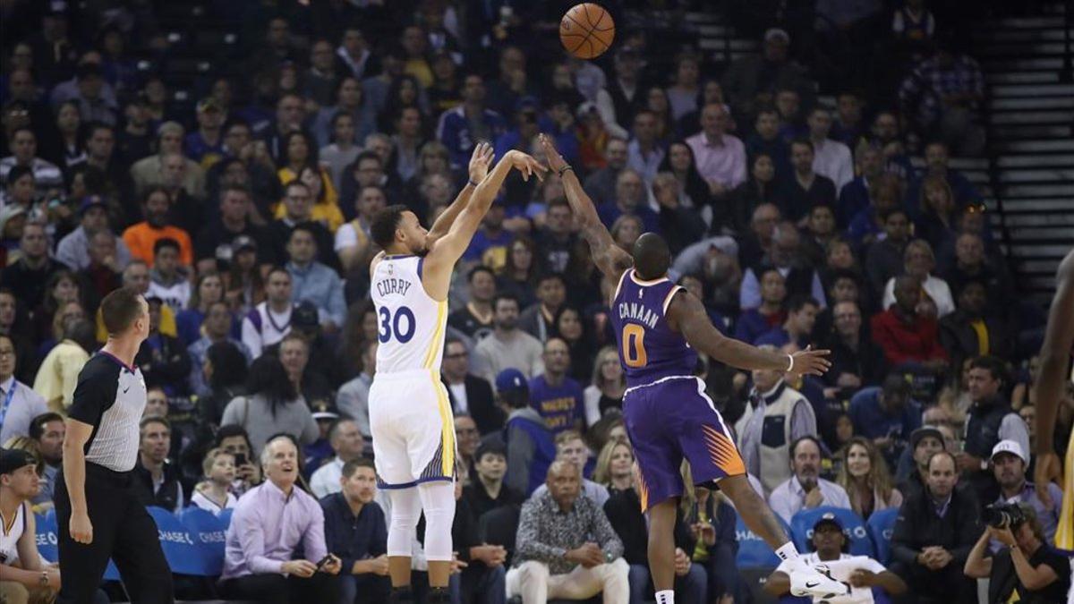 Curry volvió a ser el máximo anotador