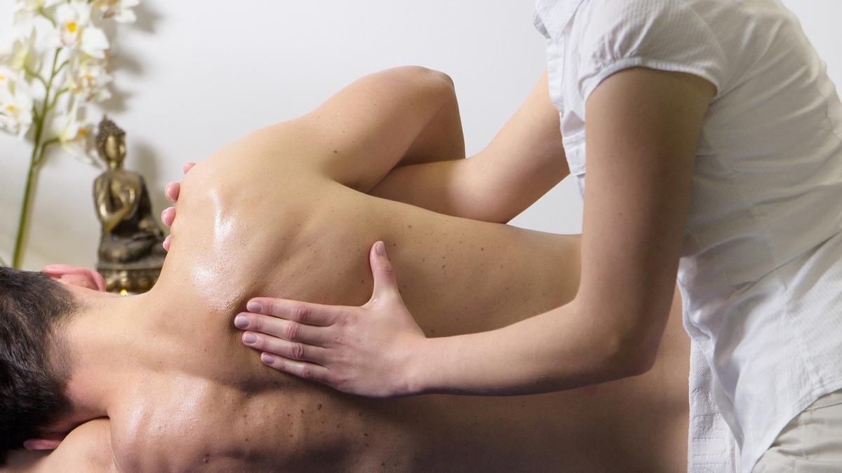 Un paciente recibe terapia manual para el dolor de hombro.