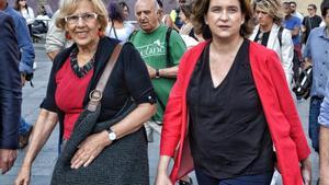 Las alcaldesas de Barcelona, Ada Colau, y de Madrid, Manuela Carmena, en una imagen de archivo.