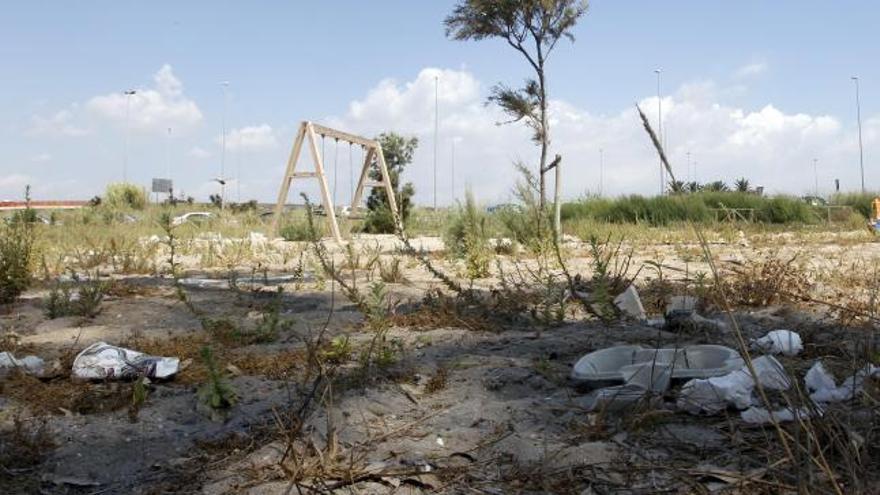 Escombros, mobiliario descuidado y malas hierbas forman parte de la playa de Massalfassar cuya recuperación costó 1,2 millones.