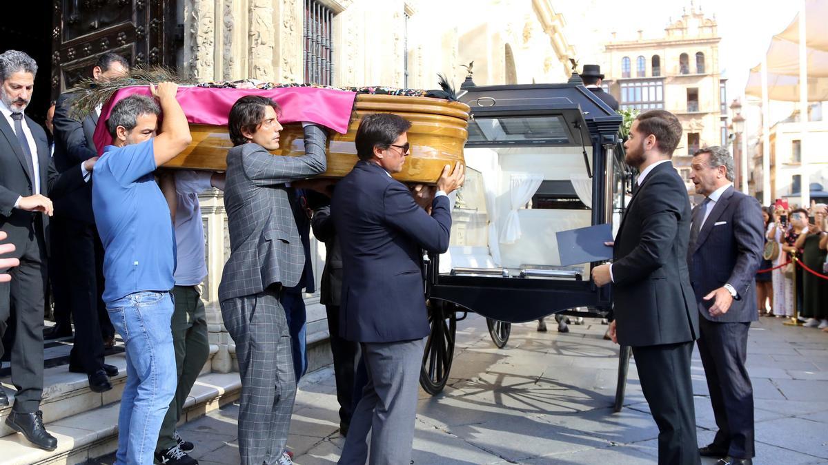 Alejandro Sancho y Francisco Rivera cargando el féretro con los restos mortales de María Jiménez a la salida de la capilla ardiente situada en el ayuntamiento de Sevilla