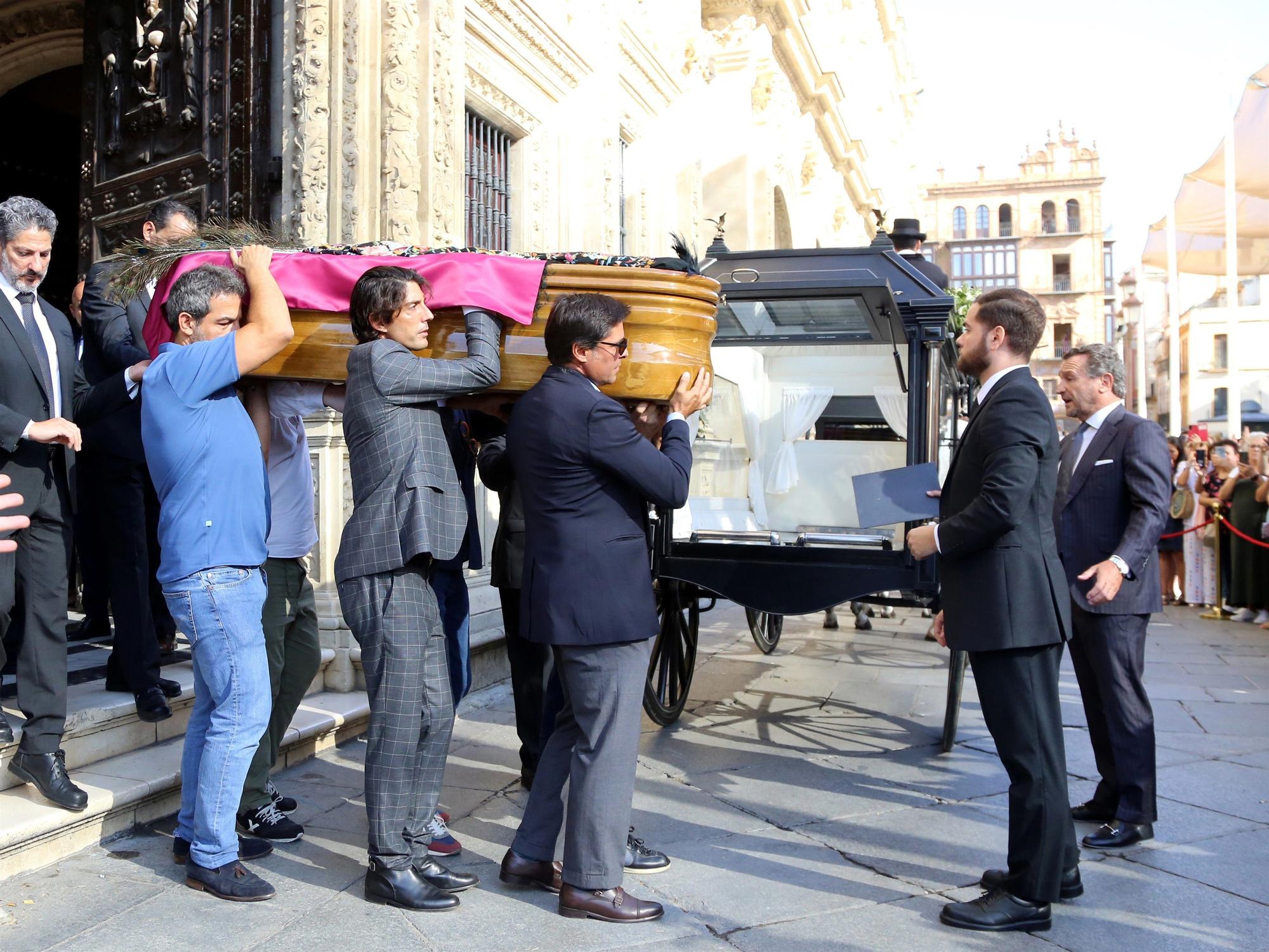 Alejandro Sancho y Francisco Rivera cargando el féretro con los restos mortales de María Jiménez a la salida de la capilla ardiente situada en el ayuntamiento de Sevilla