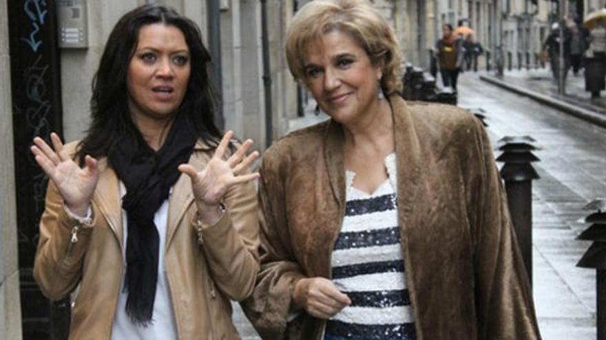 Pilar Rahola i Marcela Topor en un carrer de Girona