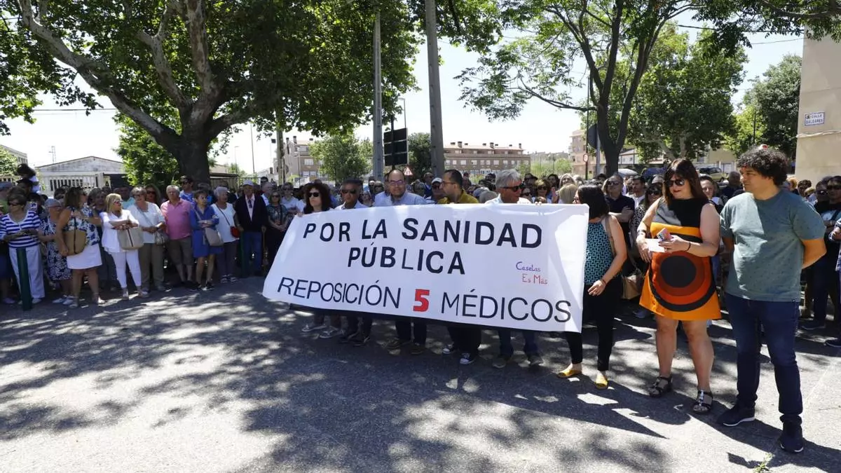 La falta de médicos saca a la calle a casi mil personas en Casetas y Ayerbe
