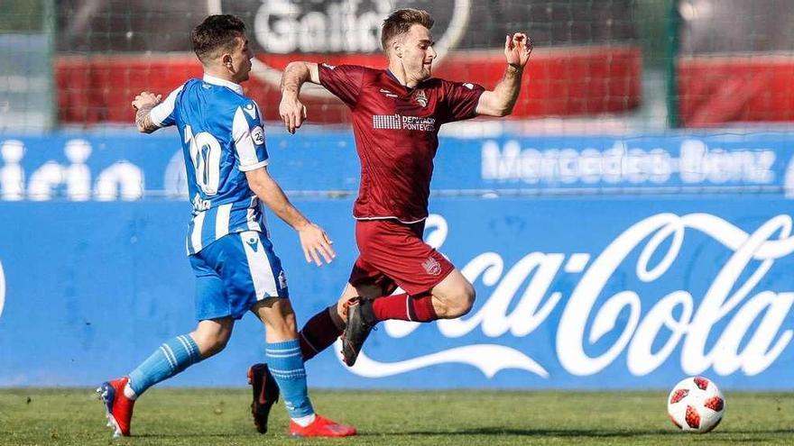 Álex González supera con el balón a Montiel. // Área 11