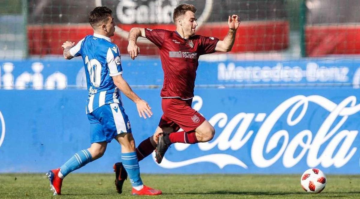 Álex González supera con el balón a Montiel. // Área 11