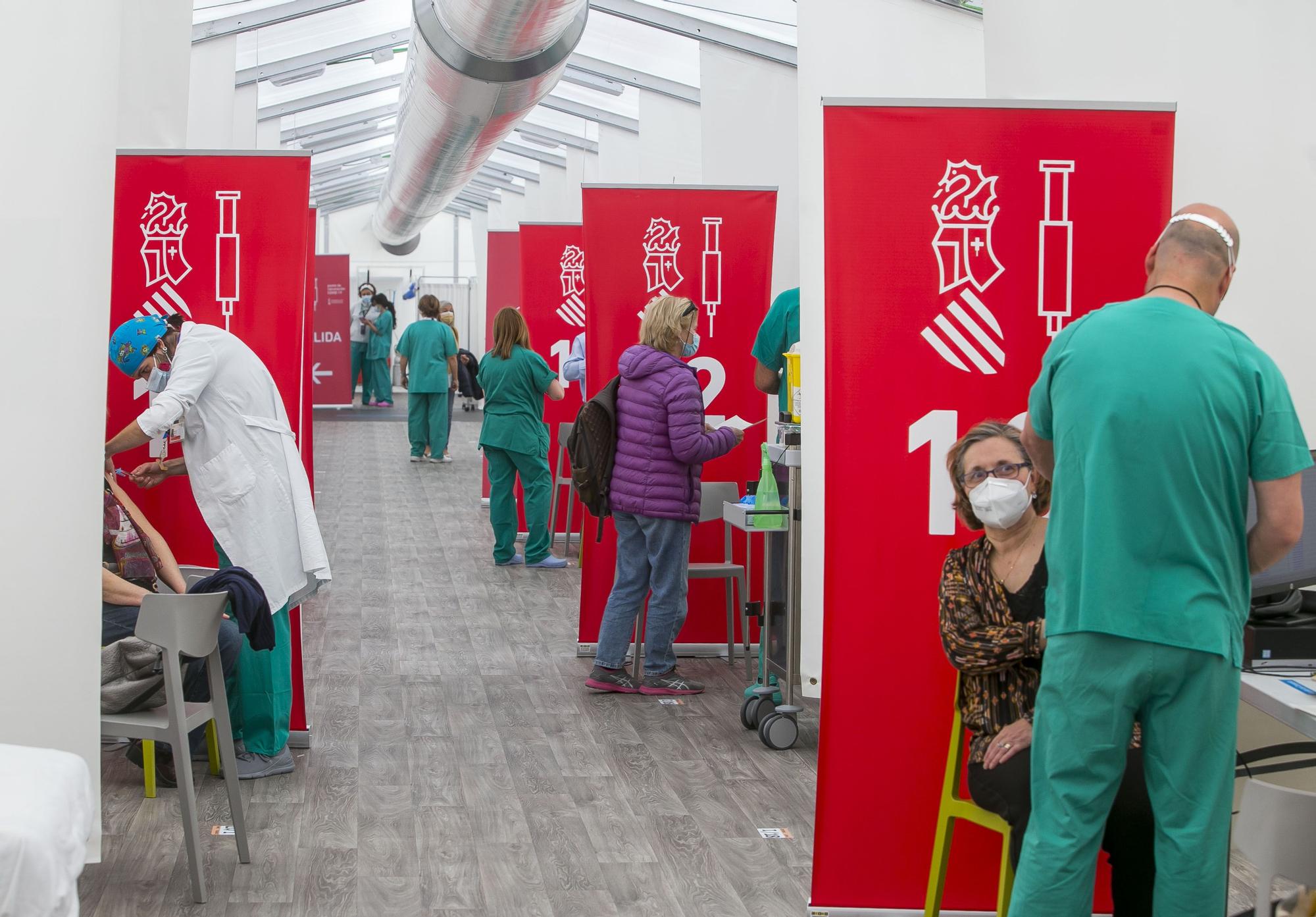 Comienza la vacunación masiva en el hospital de campaña de Alicante