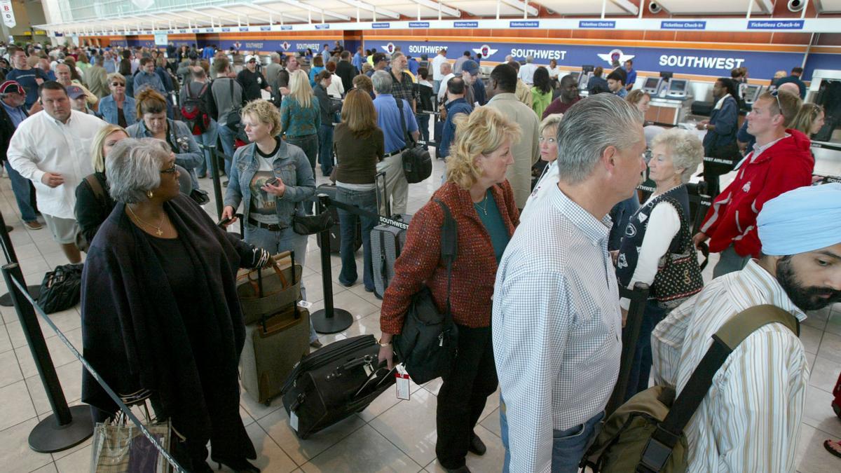 Cola de pasajeros para embarcar en el aeropuerto de Baltimore.