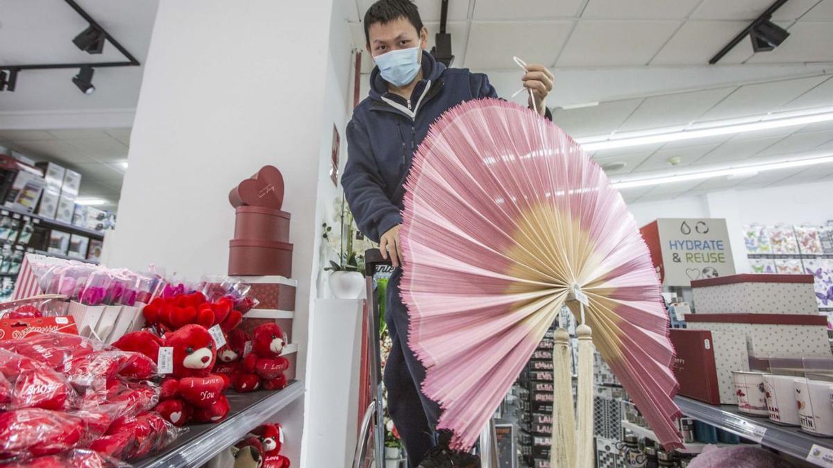 Decoración en un bazar chino que abrió hace unos tres meses en el centro de Alicante. | PILAR CORTÉS