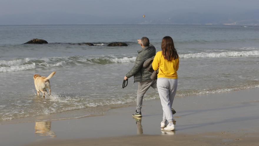 Paseantes disfrutan del buen tiempo hoy en Samil // Ricardo Grobas