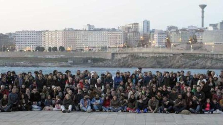 Participantes, ayer, en el cierre de campaña de Marea Atlántica, recuerdan la foto que se hicieron diez meses atrás, en su primera reunión.