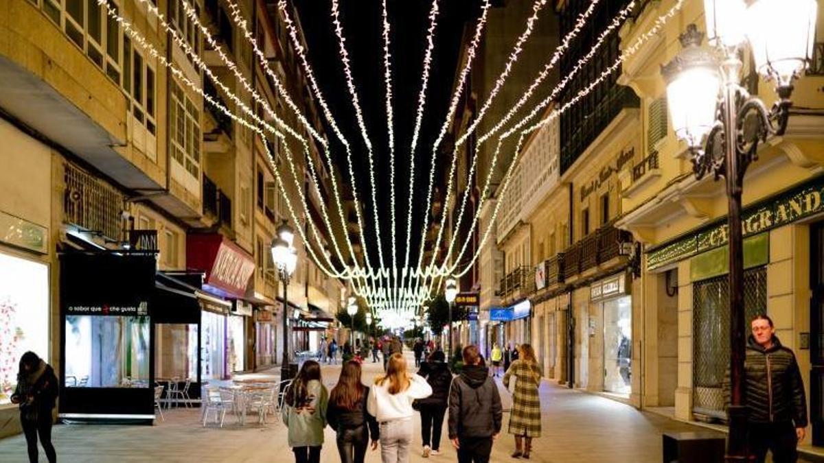 Un manto de luces cubre el paseo desde la Porta do Sol hasta A Farola, donde los almendros están en “flor”. La Praza da Inmaculada y la Praza da Feira también brillaron.. |   // BERNABÉ/MIGUEL AREÁN